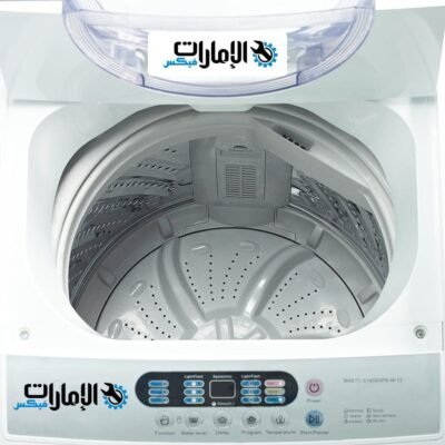 غسالة الملابس أصبحت من الأجهزة الأساسية التي لا غنى عنها في كل منزل. من أبرز العلامات التجارية التي تحظى بشعبية في هذا المجال هي غسالات هيتاشي، التي تتميز بالكفاءة والأداء العالي. لكن، كما هو الحال مع أي جهاز كهربائي، تحتاج غسالات هيتاشي إلى صيانة دورية لضمان أدائها الممتاز على المدى الطويل. في هذه المقدمة، سنتناول ماهي صيانة غسالات هيتاشي دبي، وأهمية فهم كيفية صيانة هذه الغسالات لتجنب المشكلات المستقبلية. ماهي صيانة غسالات هيتاشي صيانة غسالات هيتاشي تشمل مجموعة من الخطوات والإجراءات الضرورية للحفاظ على أداء الغسالة وضمان قدرتها على العمل بكفاءة. تعتبر صيانة الأجهزة المنزلية عموماً، صيانة وقائية، لأن الهدف منها هو تجنب حدوث الأعطال أو المشاكل الكبرى في المستقبل. بعض الجوانب الأساسية التي تشملها صيانة غسالات هيتاشي تشمل: تنظيف الغسالة: يجب تنظيف الغسالة من الداخل والخارج بشكل دوري لإزالة الأوساخ والرواسب التي قد تؤثر على أدائها. فحص الأنابيب والأسلاك: من المهم التأكد من خلو الأنابيب والأسلاك من أي تسريبات أو تلف، وذلك لتفادي مشاكل أكبر مثل تسرب الماء. صيانة الكهرباء: التأكد من سلامة ومعايير الكهرباء المستخدمة في تشغيل الغسالة يعتبر أمرًا بالغ الأهمية لتجنب الحوادث. فحص وتنظيف مضخة المياه: تنظيف مضخة المياه بشكل دوري يمنع تحول الرواسب والشوائب إلى عوائق في أداء الغسالة. يعزز فهم هذه الجوانب الأساسيين معرفة أصحاب الغسالات بكيفية الحفاظ على أجهزتهم تعمل بأفضل حالة ممكنة. أهمية فهم كيفية صيانة الغسالات فهم كيفية صيانة الغسالات يعد أمراً حيوياً لعدة أسباب، والتي يمكن تلخيصها كالتالي: توفير المال: من خلال القيام بأعمال الصيانة الأساسية، يمكن لأصحاب الغسالات تجنب تكاليف التصليح الكبيرة. فغالباً ما تكون المشاكل البسيطة يمكن حلها بسرعة ودون الحاجة لفني متخصص. زيادة عمر الجهاز: كلما تم الاهتمام بالغسالة وصيانتها، زادت فترة استخدامها. فالصيانة الدورية تساهم في إطالة عمر الغسالة وتضمن استمرار عملها بكفاءة. رفع فعالية الأداء: من خلال عمليات التنظيف والفحص المنتظمة، يمكن تحسين فعالية أداء الغسالة، مما يساعد على توفير الوقت والجهد في عمليات الغسيل. تجنب الأعطال المفاجئة: بدلاً من الانتظار إلى أن تظهر مشكلة، يمكن القيام بفحوصات دورية وتحسينات على الغسالة. الأمر الذي يساعد في تجنب الأعطال المفاجئة في الأوقات الحرجة مثل العطل الأسبوعي. تأمين سلامة المنزل: الأعطال الكهربية أو تسربات المياه قد تسبب في حوادث خطيرة. لذا فإن فهم كيفية صيانة الغسالات يساهم في تأمين بيئة منزلية آمنة. تجارب شخصية هناك قصص عديدة لأشخاص اضطروا لإنفاق مبالغ كبيرة بسبب تجاهل صيانة غسالتهم. على سبيل المثال، أسرة كسارة أغفلت تنظيف فلتر غسالتها، مما أدى إلى ظهور روائح كريهة وتراكم الأوساخ داخل الغسالة، وفي النهاية كانت مضطرة لتغيير الجهاز بالكامل. إذا كانت الأسرة قد قامت بفحوصات دورية، لكانوا قد تجنبوا هذا الإنفاق. بهذا، يتضح أن فهم كيفية صيانة غسالات هيتاشي والانخراط في عمليات الصيانة الدورية يعتبر بمثابة استثمار في المستقبل. من خلال تبني عادات الصيانة المناسبة، يمكن تحقيق أقصى استفادة من هذه الأجهزة المتقدمة، وتحسين تجربة الغسيل العام. خلاصة في النهاية، صيانة غسالات هيتاشي ليست مجرد عملية روتينية، بل هي مسؤولية توفّر لأصحاب المنازل تجربة غسيل خالية من المتاعب، وتضمن بقاء الأجهزة في حالة ممتازة. لذلك، يجب على كل مستخدم أن يأخذ الوقت الكافي لتعلم كيفية صيانة غسالاته بشكل صحيح، وذلك من خلال الممارسة أو قراءة الأدلة الإرشادية المتاحة. إن الفهم الجيد لماهية الصيانة وأهميتها سيجعل من الغسالة حليفاً موثوقاً في الحياة اليومية. دليل خطوة بخطوة لصيانة غسالة هيتاشي بعد التعرف على أهمية صيانة غسالات هيتاشي وفهم الأساسيات، حان الوقت للانتقال إلى الخطوات العملية التي يمكن أن تساعد في الحفاظ على أداء غسالتك. إليك دليل خطوة بخطوة لصيانة غسالة هيتاشي، يبدأ بخطوات بسيطة وينتقل إلى جوانب أكثر تعقيداً. خطوة 1: تنظيف الغسالة أول خطوة في صيانة غسالة هيتاشي هي تنظيفها. هذا الأمر لا يتطلب الكثير من الوقت والجهد، لكنه ضروري للحفاظ على الأجهزة في حالة جيدة. خطوات تنظيف الغسالة: إيقاف تشغيل الغسالة: تأكد من فصل الجهاز عن الكهرباء لتجنب أي مخاطر. تنظيف الحوض: استخدم منظفًا خاصًا للغسالات أو مزيج من الخل والماء لتنظيف الحوض من الداخل. يمكن أن تتراكم الأوساخ والرواسب، مما يؤدي إلى رائحة كريهة. تنظيف الأجزاء الخارجية: استخدم قطعة قماش ناعمة لمسح السطح الخارجي للغسالة. يمكن إضافة قليل من المنظف السائل للمساعدة. يمكن أن تسهم هذه الخطوة البسيطة في تعزيز تجربة الغسيل بشكل كبير. تذكر أن التخلص من الأوساخ يمكن أن يحسن أداء الجهاز ويقلل فترات الجفاف اللازم. خطوة 2: فحص الأنابيب والأسلاك ثاني خطوة هي فحص الأنابيب والأسلاك. تعتبر الأنابيب من الجوانب الحيوية التي تمنع التسريبات والمشاكل الأخرى. خطوات فحص الأنابيب: التأكد من حالة الأنابيب: تحقق من وجود أي اهتراء أو تشققات. في حالة وجود أي تلف، يجب استبدال الأنبوب على الفور. فحص التوصيلات الكهربائية: تأكد من أن جميع الأسلاك مؤمنة بشكل صحيح ولا توجد أسلاك مكشوفة أو محترقة. تجنب تشغيل الغسالة في حال كان هناك أي مشاكل مع الأنابيب أو الأسلاك، حيث إن ذلك قد يتسبب في مضاعفات كهربائية خطيرة. خطوة 3: صيانة الكهرباء والإصلاح إذا لاحظت أي مشاكل كهربائية، يجب أن تصبح هذه الخطوة أولوية. استدعاء فني مختص لإجراء صيانة كهربائية أمر ضروري. خطوات صيانة الكهرباء: اختبار التيار: تأكد من أن الغسالة تتلقى التيار الكهربائي اللازم. بالإمكان القيام بذلك من خلال اختبار القابس والمقبس. فحص الفيوزات: تحقق من الفيوزات داخل الغسالة. إذا كان أحدها معطلاً، يجب استبداله فوراً. تذكر أن التعامل مع الكهرباء قد يكون خطيراً، لذا إذا كنت غير متأكد من أي خطوة، لا تتردد في استدعاء فني متخصص. خطوة 4: فحص وتنظيف مضخة المياه تتمثل الخطوة الرابعة في فحص وتنظيف مضخة المياه، وهي جزء مهم لضمان تدفق الماء بشكل صحيح. خطوات فحص وتنظيف المضخة: فصل الغسالة عن الكهرباء والماء: دائماً افعل ذلك قبل البدء في أي صيانة. الوصول إلى المضخة: افتح الغطاء الخارجي للغسالة وافحص المضخة بعناية. تنظيف المضخة: استخدم فرشاة ناعمة أو قطعة قماش لتنظيف أي بقايا أو أوساخ. قد تكون المضخة مملوءة بالأوساخ أو الشعر، مما يؤثر سلباً على أداء الغسالة. لذا، من الضروري المحافظة على نظافتها. خطوة 5: تنظيف وفحص الفلتر أخيرًا، تأتي خطوة تنظيف وفحص الفلتر. الفلتر يلعب دورًا هامًا في تقليل الأوساخ والرواسب التي تدخل إلى الغسالة. خطوات تنظيف الفلتر: الوصول إلى الفلتر: قم بفتح الجزء الخلفي أو السفلي للغسالة حسب التصميم. إزالة الفلتر: أخرج الفلتر وقم بشطفه تحت الماء الجاري للتخلص من أي رواسب. فحص الفلتر للتلف: تحقق مما إذا كان الفلتر بحاجة إلى استبدال. إذا كان مشوهاً أو مكسوراً، يجب استبداله سريعًا. بشكل عام، يجب أن تتم هذه الخطوات بانتظام، وفقاً لتعليمات الشركة المصنعة، لضمان الحصول على أداء ممتاز من الغسالة. خلاصة من خلال اتباع هذا الدليل خطوة بخطوة لصيانة غسالة هيتاشي، يمكن لأصحاب المنازل تعزيز أداء غسالاتهم والحفاظ عليها في حالة ممتازة. لا تنسى أنه في حالة الشك أو وجود صعوبة في تنفيذ أي من الخطوات، الأفضل دائما استدعاء فني صيانة معتمد، خاصةً أن خدمة العملاء متاحة عبر الرقم 0581781705. السعي نحو صيانة جيدة من شأنه أن يحسن تجربتك العامة ويجعل من عملية الغسيل أسهل وأكثر فعالية. نصائح للحفاظ على أداء الغسالة بعد التعرف على خطوات صيانة غسالة هيتاشي، يحتاج أصحاب المنازل إلى اتخاذ خطوات إضافية لضمان استمرارية أداء الغسالة على المدى الطويل. هنا نقدم بعض النصائح المهمة التي يمكن أن تساعد في الحفاظ على أداء الغسالة. استخدام المنظفات الصحيحة اختيار المنظف المناسب يعتبر عاملاً حاسماً في الحفاظ على نظافة الملابس وضمان عدم تلف الغسالة. نقاط يجب مراعاتها عند اختيار المنظفات: خيار المنظف: تأكد من استخدام منظف مخصص للغسالات، حيث أن استخدام أنواع غير مناسبة قد يؤدي إلى تكوين رغوة زائدة أو رواسب يمكن أن تسد أنابيب المياه. كمية المنظف: استخدم الكمية المناسبة من المنظف حسب توجيهات الشركة المصنعة. إذا استخدمت كثيراً، يمكن أن يتجمع المنظف ويؤثر على عملية الشطف. أنواع المنظفات: قد يكون من الأفضل استخدام المنظفات التي تحتوي على إنزيمات، حيث تساعد في ترك الملابس نظيفة بشكل أفضل. لقد لاحظت مؤخرًا كيف أن استخدام النوع الصحيح من المنظفات جعل الغسيل يبدو أكثر نظافة، حيث كانت الملابس التي أغسلها باستخدام منظف مخصص للغسالات أفضل حالاً وأقل تعرضاً للرائحة الكريهة. تأكد من اختيار الأفضل حتى تحصل على أفضل النتائج. فحص الغسالة بانتظام أي جهاز يحتاج إلى فحص دوري ليعمل بكفاءة، وهذا يشمل غسالات هيتاشي أيضًا. أهمية الفحص الدوري: تجنب المشكلات الكبيرة: الفحص الدوري يمكن أن يحذرنا من أي مشكلات صغيرة قد تتطور إلى مشاكل أكبر. فمثلاً، إذا رأيت تسربًا خفيفًا، فإن إصلاحه في وقت مبكر قد يمنع حدوث تلف أكبر. تحسين الكفاءة: الفحص يساعد على التأكد من أن جميع الأجزاء تعمل بكفاءة، مما يوفر الوقت والطاقة. على سبيل المثال، إذا كانت المضخة تعمل بشكل غير صحيح، فسوف تحتاج إلى وقت إضافي لتنظيف الملابس. ما يجب فحصه: المضخات: تحقق من وجود أي انسدادات أو مشاكل في تصريف الماء. الأجزاء الكهربائية: قم بفحص أسلاك الكهرباء والمكونات الداخلية. الفلتر: تأكد من تنظيف الفلتر وتغييره إذا تطلب الأمر. يمكنك إنشاء جدول زمني للفحص يحمل تفاصيل مختلفة، حدد تواريخ زمنية ليكون لديك مرجع للتمسك به. على سبيل المثال، يمكنك الفحص كل أسبوع، مما يجعل الفحص جزءاً من روتينك. تجنب فتح الغسالة أثناء التشغيل من السلوكيات التي يجب تجنبها هو فتح الغسالة أثناء التشغيل. هذا الإجراء يمكن أن يسبب مشكلات عديدة. لماذا ينبغي تجنب ذلك: الضرر المحتمل: فتح الغسالة أثناء التشغيل يمكن أن يتسبب في تسرب الماء، وقد يؤدي أيضاً إلى تلف الملابس أو حتى الغسالة نفسها. التأثير على الدورة: فتح الباب سيوقف عملية الغسيل، مما يؤدي إلى إحباط في الجدول الزمني. على سبيل المثال، ذات مرة، قمت بفتح الغسالة أثناء تشغيل دورة الغسيل، مما أدى إلى انقطاع الدورة والاضطرار إلى إعادة البدء بالكامل. كانت تجربة مضيعة للوقت والموارد. نصائح لتجنب الفتح: حدد الأوقات: عندما تضع الملابس في الغسالة، حدد المدة المتوقع أن تستغرقها لمعرفة متى يجب ألا تفتحها. تجنب التشتت: إذا شعرت بالحاجة إلى فتح الباب، حاول التفكير في المهام الأخرى - من الأفضل انتظار انتهاء الدورة. خلاصة كل هذه النصائح تعود بالنفع على أداء غسالتك على المدى الطويل. باستخدام المنظفات الصحيحة، وإجراء الفحوصات المنتظمة، وتجنب التصرفات التي تؤثر سلباً على التشغيل، يمكنك ضمان أن تظل غسالتك في أفضل حالاتها لسنوات عديدة. احرص على دمج هذه النصائح في روتينك اليومي للحفاظ على أداء غسالتك بكفاءة. وإذا كانت لديك أية أسئلة أو تحتاج إلى مساعدة، لا تتردد في الاتصال بخدمة العملاء عبر الرقم 0581781705 للحصول على الدعم والمساعدة من فنيي صيانة مؤهلين. من خلال الحفاظ على غسالتك، ستتمكن من الاستمتاع بأداء أفضل وتجربة غسيل بدون مشكلات. استدعاء الخبراء في حالات الإصلاح الكبيرة على الرغم من جهود الصيانة المستمرة، قد يصبح لدى الغسالة بعض الاعطال الكبيرة التي تتطلب الاستعانة بفني متخصص. في هذه الحالة، من الضروري أن تكون على دراية بعلامات تشير إلى ضرورة الاستدعاء لفني صيانة، وأهمية الاستعانة بخبراء هيتاشي لضمان إجراء الإصلاح بشكل جيد. علامات تشير إلى ضرورة الاستدعاء لفني صيانة هناك عدة علامات واضحة تشير إلى أن الوقت قد حان لاستدعاء فني صيانة محترف. تنبه هذه العلامات إلى أن المشكلة قد تتجاوز ما يمكنك التعامل معه بمفردك. علامات تحتاج إلى اهتمام فوري: صوت غير طبيعي: إذا كنت تسمع أصواتًا غريبة مثل الطقطقة أو الصرير أثناء تشغيل الغسالة، فقد يشير ذلك إلى وجود مشكلة ميكانيكية تحتاج إلى فحص متخصص. تسرب المياه: رؤية أي تسربات للمياه حول الغسالة تعد علامة حمراء. يمكن أن تؤدي التسربات إلى أضرار جسيمة في هيكل المنزل إذا لم تتم معالجتها بسرعة. عدم التشغيل: إذا لم تعمل الغسالة عند الضغط على زر التشغيل، فهذا يمكن أن يعود لمشكلة في الجهاز الكهربائي أو المكونات الداخلية. انبعاث روائح كريهة: الروائح الغير مألوفة وخصوصاً تلك التي تشبه الحروق تفيد بأن هنالك قلق على تقنيات الكهرباء في الغسالة. خطوات متبعة عند ملاحظة أي من هذه العلامات: توقف عن استخدام الغسالة: عند ملاحظة أي علامة من العلامات المذكورة، يُفضل عدم استخدامها حتى تتأكد من إجراء الإصلاح اللازم. اجمع المعلومات: سجّل ما لاحظته أو ما حدث بشكل مفصل لسرد الحالات التي مرت بها الغسالة. التفاصيل ستساعد الفني على فهم المشكلة بشكل أفضل. التواصل مع خدمة العملاء: يمكن الاتصال بخدمة العملاء عبر الرقم 0581781705 للحصول على المشورة، ويمكنهم مساعدتك في تحديد ما إذا كانت المشكلة تستدعي استدعاء فني. أهمية الاستعانة بخبراء هيتاشي عندما يتعلق الأمر بإجراء إصلاحات كبيرة، فإن أهمية الاستعانة بفنيي هيتاشي تتجلى في عدة جوانب: خبرة معتمدة: فنيي هيتاشي يتمتعون بخبرة واسعة ومعرفة عميقة بتفاصيل الأجهزة. هؤلاء الفنيون ليسوا فقط مدربين ولكنهم معتمدون، مما يضمن أن أعمال الإصلاح تتم وفقاً للمعايير المطلوبة. قطع غيار أصلية: عند الاستعانة بخبراء هيتاشي، يمكنك التأكد من أنهم يستخدمون قطع غيار أصلية. استخدام قطع الغيار غير الأصلية يمكن أن يؤثر سلبًا على أداء الغسالة ويقصر عمرها. الضمانات: عادةً ما تأتي أعمال الإصلاح مع ضمان، مما يمنحك أمانًا إضافيًا. في حال استمرت مشكلتك بعد الإصلاح، يمكنك الحصول على المساعدة دون أي تكاليف إضافية. توفير الوقت والجهد: الاستعانة بفني محترف يمكن أن تُجنبك من إضاعة الوقت في محاولات إصلاح المشكلة بنفسك. فالفنيين يعرفون كيفية التعامل مع المشكلة بشكل أسرع وأكثر فاعلية، مما يقلل من الوقت الضائع. تجربة شخصية عندما حان الوقت لاستدعاء فني، وجدت نفسي أشعر بالقلق بشأن تكلفة الإصلاح ومعرفة ما إذا كانت الغسالة قد تحتاج إلى استبدال. لكن بعد أن قررت الاتصال بفريق هيتاشي، كان لديهم فني محترف قد حل المشكلة بسرعة وبكفاءة. أدهشني الخبرة التي أظهرها وكيف أنهم استخدموا قطع غيار أصلية، وقد أكرمني التعامل بعد الإصلاح بضمان, مما جعلني أشعر بالراحة. خلاصة التعرف على علامات ضرورة استدعاء الفنيين أمر ضروري للحفاظ على الغسالة في حالة جيدة. لا تتردد في استدعاء الخبراء متى شعرت أنك خارج نطاق القدرة على إصلاح الأمر بنفسك. الاستعانة بخبراء هيتاشي ليست مجرد تكلفة إضافية، بل هي استثمار في جهازك وضمان لعمل أفضل وأطول. يجب أن تكون على علم بأنك دائمًا لديك الدعم من فريق صيانة هيتاشي من خلال الاتصال على الرقم 0581781705 للحصول على المساعدة والدعم في جميع احتياجاتك المتعلقة بالغسالات. الاعتناء بالغسالة لتحقيق عمر افتراضي أطول بعد التعرف على أهمية استدعاء الخبراء في حالات الإصلاح الكبرى، يجب على كل مستخدم لغسالات هيتاشي أن يعرف كيف يمكنه الاعتناء بغسالته لضمان أن تعيش لفترة أطول. سواء كنت قد اشتريت غسالة جديدة أو كنت تمتلك واحدة لفترة طويلة، فإن العناية المناسبة بها يمكن أن تحدث فرقًا كبيرًا في أدائها وعمرها الافتراضي. في هذه المرحلة، سنقدم بعض التوجيهات للاستخدام السليم وكيفية الحفاظ على الأداء المثالي. توجيهات للاستخدام السليم تبدأ العناية الجيدة بالغسالة باستخدامها بشكل صحيح. فهناك ممارسات يمكن أن تسهم في تقليل الضغط على الجهاز وتعزيز عمره الافتراضي. نصائح للاستخدام السليم: تجنب التحميل الزائد: واحدة من الأخطاء الشائعة هي تحميل الغسالة بما يفوق طاقتها. هذا يمكن أن يسبب تلف المحرك والمكونات الداخلية. تأكد من مراجعة دليل المستخدم الذي يحدد الحد الأقصى للحمولة. اختيار البرنامج المناسب: لا تضبط الغسالة على دورة غسيل قوية عندما يمكنك استخدام دورة أخف. استخدم البرامج التي تناسب نوع القماش ومستوى الأوساخ. فصل الملابس الثقيلة: عند غسل الأقمشة الثقيلة مثل المناشف، ينصح بفصلها عن الملابس الخفيفة لتجنب عدم توازن الحمل. التأكد من إغلاق الفتحات جيدًا: قبل تشغيل الغسالة، تحقق من أن الأبواب مغلقة بشكل جيد لضمان التشغيل السليم. أنا شخصياً أتذكر مرةً عندما قمت بتحميل الغسالة بكمية كبيرة من الملابس الثقيلة، مما أدى إلى اهتزازها بشدة وتوقفها عن العمل. عندها علمت أنه من المهم جداً اتباع تعليمات الاستخدام السليم! كيفية الحفاظ على الأداء المثالي لضمان أداء مثالي للغسالة، يجب على المستخدمين أن يتبعوا العديد من الإرشادات الدورية للتأكد من أن الغسالة تعمل بكفاءة. خطوات للحفاظ على الأداء المثالي: الصيانة الدورية: يجب فحص الغسالة بشكل دوري. يمكن أن يتضمن ذلك تنظيف الأجزاء الداخلية والخارجية، وفحص الأنابيب والأجزاء الكهربائية. تنظيف الحوض والفلتر: بعد كل دورة غسيل، افحص الحوض واغسله بالماء لصنع مواد كيميائية متبقية. تنظيف الفلتر من الأوساخ والرواسب المتراكمة يؤدي إلى تحسين أداء الغسالة. التأكد من ضبط مستويات الماء: أحد العوامل الرئيسية في الحفاظ على أداء الغسالة هو ضبط مستويات المياه المناسبة حسب حمل الغسيل. التخزين الصحيح: إذا كنت تفكر في عدم استخدام الغسالة لفترة طويلة، تأكد من إيقاف تشغيلها وإفراغ المياه منها لتجنب مشاكل التسرب وتكوين العفن. استخدام المنظفات الجيدة: اختر منظفات مناسبة لاحتياجات الغسالة وتجنب الإفراط في استخدامها. الكمية المناسبة من المنظف تُساهم في الحفاظ على الأداء المثالي. تجربة شخصية لدي تجربة ممتعة مع الحفاظ على الغسالة، قمت بتجربة بعض المنظفات الجديدة، وأصابتني دهشة كبيرة عندما لاحظت أدائها الرائع. أظهرت الملابس نظافة باهرة، لكنني في نفس الوقت أهملت فحص مضخة المياه، مما أدى إلى حدوث انسداد كان يمكن تجنبه. تم استدعاء الفني لاحقًا، وتعلمت درسًا مهمًا عن أهمية الفحص الدوري. خلاصة عند اتباع هذه التوجيهات، يمكن لأصحاب الغسالات أن يضمنوا أن غسالتهم ستؤدي واجبها لأطول فترة ممكنة. الاهتمام بالغسالة واستخدامها بطرق صحيحة يمدانها بأفضل الظروف التي تتطلبها للحفاظ على الأداء المثالي. وإذا كنت تواجه أي مشاكل، لا تتردد في اللجوء إلى الخبراء عبر الرقم 0581781705 للحصول على المساعدة. الصيانة الدورية والاهتمام بالخطوات المذكورة ستعود عليك بنتائج مثمرة، وستضمن أن غسالتك تعمل بكفاءة وفاعلية لسنوات قادمة.