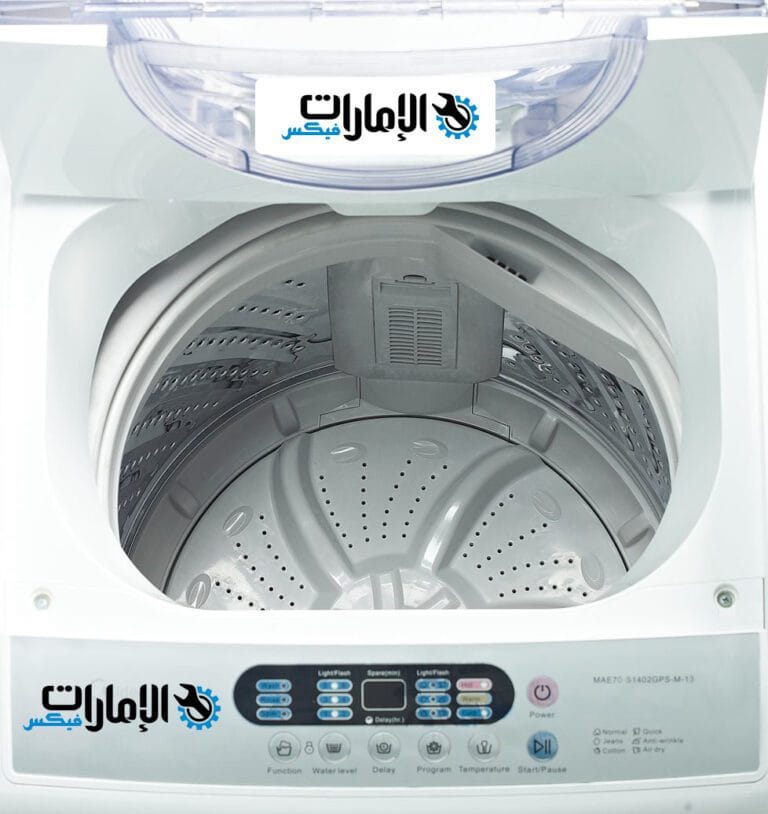 غسالة الملابس أصبحت من الأجهزة الأساسية التي لا غنى عنها في كل منزل. من أبرز العلامات التجارية التي تحظى بشعبية في هذا المجال هي غسالات هيتاشي، التي تتميز بالكفاءة والأداء العالي. لكن، كما هو الحال مع أي جهاز كهربائي، تحتاج غسالات هيتاشي إلى صيانة دورية لضمان أدائها الممتاز على المدى الطويل. في هذه المقدمة، سنتناول ماهي صيانة غسالات هيتاشي دبي، وأهمية فهم كيفية صيانة هذه الغسالات لتجنب المشكلات المستقبلية. ماهي صيانة غسالات هيتاشي صيانة غسالات هيتاشي تشمل مجموعة من الخطوات والإجراءات الضرورية للحفاظ على أداء الغسالة وضمان قدرتها على العمل بكفاءة. تعتبر صيانة الأجهزة المنزلية عموماً، صيانة وقائية، لأن الهدف منها هو تجنب حدوث الأعطال أو المشاكل الكبرى في المستقبل. بعض الجوانب الأساسية التي تشملها صيانة غسالات هيتاشي تشمل: تنظيف الغسالة: يجب تنظيف الغسالة من الداخل والخارج بشكل دوري لإزالة الأوساخ والرواسب التي قد تؤثر على أدائها. فحص الأنابيب والأسلاك: من المهم التأكد من خلو الأنابيب والأسلاك من أي تسريبات أو تلف، وذلك لتفادي مشاكل أكبر مثل تسرب الماء. صيانة الكهرباء: التأكد من سلامة ومعايير الكهرباء المستخدمة في تشغيل الغسالة يعتبر أمرًا بالغ الأهمية لتجنب الحوادث. فحص وتنظيف مضخة المياه: تنظيف مضخة المياه بشكل دوري يمنع تحول الرواسب والشوائب إلى عوائق في أداء الغسالة. يعزز فهم هذه الجوانب الأساسيين معرفة أصحاب الغسالات بكيفية الحفاظ على أجهزتهم تعمل بأفضل حالة ممكنة. أهمية فهم كيفية صيانة الغسالات فهم كيفية صيانة الغسالات يعد أمراً حيوياً لعدة أسباب، والتي يمكن تلخيصها كالتالي: توفير المال: من خلال القيام بأعمال الصيانة الأساسية، يمكن لأصحاب الغسالات تجنب تكاليف التصليح الكبيرة. فغالباً ما تكون المشاكل البسيطة يمكن حلها بسرعة ودون الحاجة لفني متخصص. زيادة عمر الجهاز: كلما تم الاهتمام بالغسالة وصيانتها، زادت فترة استخدامها. فالصيانة الدورية تساهم في إطالة عمر الغسالة وتضمن استمرار عملها بكفاءة. رفع فعالية الأداء: من خلال عمليات التنظيف والفحص المنتظمة، يمكن تحسين فعالية أداء الغسالة، مما يساعد على توفير الوقت والجهد في عمليات الغسيل. تجنب الأعطال المفاجئة: بدلاً من الانتظار إلى أن تظهر مشكلة، يمكن القيام بفحوصات دورية وتحسينات على الغسالة. الأمر الذي يساعد في تجنب الأعطال المفاجئة في الأوقات الحرجة مثل العطل الأسبوعي. تأمين سلامة المنزل: الأعطال الكهربية أو تسربات المياه قد تسبب في حوادث خطيرة. لذا فإن فهم كيفية صيانة الغسالات يساهم في تأمين بيئة منزلية آمنة. تجارب شخصية هناك قصص عديدة لأشخاص اضطروا لإنفاق مبالغ كبيرة بسبب تجاهل صيانة غسالتهم. على سبيل المثال، أسرة كسارة أغفلت تنظيف فلتر غسالتها، مما أدى إلى ظهور روائح كريهة وتراكم الأوساخ داخل الغسالة، وفي النهاية كانت مضطرة لتغيير الجهاز بالكامل. إذا كانت الأسرة قد قامت بفحوصات دورية، لكانوا قد تجنبوا هذا الإنفاق. بهذا، يتضح أن فهم كيفية صيانة غسالات هيتاشي والانخراط في عمليات الصيانة الدورية يعتبر بمثابة استثمار في المستقبل. من خلال تبني عادات الصيانة المناسبة، يمكن تحقيق أقصى استفادة من هذه الأجهزة المتقدمة، وتحسين تجربة الغسيل العام. خلاصة في النهاية، صيانة غسالات هيتاشي ليست مجرد عملية روتينية، بل هي مسؤولية توفّر لأصحاب المنازل تجربة غسيل خالية من المتاعب، وتضمن بقاء الأجهزة في حالة ممتازة. لذلك، يجب على كل مستخدم أن يأخذ الوقت الكافي لتعلم كيفية صيانة غسالاته بشكل صحيح، وذلك من خلال الممارسة أو قراءة الأدلة الإرشادية المتاحة. إن الفهم الجيد لماهية الصيانة وأهميتها سيجعل من الغسالة حليفاً موثوقاً في الحياة اليومية. دليل خطوة بخطوة لصيانة غسالة هيتاشي بعد التعرف على أهمية صيانة غسالات هيتاشي وفهم الأساسيات، حان الوقت للانتقال إلى الخطوات العملية التي يمكن أن تساعد في الحفاظ على أداء غسالتك. إليك دليل خطوة بخطوة لصيانة غسالة هيتاشي، يبدأ بخطوات بسيطة وينتقل إلى جوانب أكثر تعقيداً. خطوة 1: تنظيف الغسالة أول خطوة في صيانة غسالة هيتاشي هي تنظيفها. هذا الأمر لا يتطلب الكثير من الوقت والجهد، لكنه ضروري للحفاظ على الأجهزة في حالة جيدة. خطوات تنظيف الغسالة: إيقاف تشغيل الغسالة: تأكد من فصل الجهاز عن الكهرباء لتجنب أي مخاطر. تنظيف الحوض: استخدم منظفًا خاصًا للغسالات أو مزيج من الخل والماء لتنظيف الحوض من الداخل. يمكن أن تتراكم الأوساخ والرواسب، مما يؤدي إلى رائحة كريهة. تنظيف الأجزاء الخارجية: استخدم قطعة قماش ناعمة لمسح السطح الخارجي للغسالة. يمكن إضافة قليل من المنظف السائل للمساعدة. يمكن أن تسهم هذه الخطوة البسيطة في تعزيز تجربة الغسيل بشكل كبير. تذكر أن التخلص من الأوساخ يمكن أن يحسن أداء الجهاز ويقلل فترات الجفاف اللازم. خطوة 2: فحص الأنابيب والأسلاك ثاني خطوة هي فحص الأنابيب والأسلاك. تعتبر الأنابيب من الجوانب الحيوية التي تمنع التسريبات والمشاكل الأخرى. خطوات فحص الأنابيب: التأكد من حالة الأنابيب: تحقق من وجود أي اهتراء أو تشققات. في حالة وجود أي تلف، يجب استبدال الأنبوب على الفور. فحص التوصيلات الكهربائية: تأكد من أن جميع الأسلاك مؤمنة بشكل صحيح ولا توجد أسلاك مكشوفة أو محترقة. تجنب تشغيل الغسالة في حال كان هناك أي مشاكل مع الأنابيب أو الأسلاك، حيث إن ذلك قد يتسبب في مضاعفات كهربائية خطيرة. خطوة 3: صيانة الكهرباء والإصلاح إذا لاحظت أي مشاكل كهربائية، يجب أن تصبح هذه الخطوة أولوية. استدعاء فني مختص لإجراء صيانة كهربائية أمر ضروري. خطوات صيانة الكهرباء: اختبار التيار: تأكد من أن الغسالة تتلقى التيار الكهربائي اللازم. بالإمكان القيام بذلك من خلال اختبار القابس والمقبس. فحص الفيوزات: تحقق من الفيوزات داخل الغسالة. إذا كان أحدها معطلاً، يجب استبداله فوراً. تذكر أن التعامل مع الكهرباء قد يكون خطيراً، لذا إذا كنت غير متأكد من أي خطوة، لا تتردد في استدعاء فني متخصص. خطوة 4: فحص وتنظيف مضخة المياه تتمثل الخطوة الرابعة في فحص وتنظيف مضخة المياه، وهي جزء مهم لضمان تدفق الماء بشكل صحيح. خطوات فحص وتنظيف المضخة: فصل الغسالة عن الكهرباء والماء: دائماً افعل ذلك قبل البدء في أي صيانة. الوصول إلى المضخة: افتح الغطاء الخارجي للغسالة وافحص المضخة بعناية. تنظيف المضخة: استخدم فرشاة ناعمة أو قطعة قماش لتنظيف أي بقايا أو أوساخ. قد تكون المضخة مملوءة بالأوساخ أو الشعر، مما يؤثر سلباً على أداء الغسالة. لذا، من الضروري المحافظة على نظافتها. خطوة 5: تنظيف وفحص الفلتر أخيرًا، تأتي خطوة تنظيف وفحص الفلتر. الفلتر يلعب دورًا هامًا في تقليل الأوساخ والرواسب التي تدخل إلى الغسالة. خطوات تنظيف الفلتر: الوصول إلى الفلتر: قم بفتح الجزء الخلفي أو السفلي للغسالة حسب التصميم. إزالة الفلتر: أخرج الفلتر وقم بشطفه تحت الماء الجاري للتخلص من أي رواسب. فحص الفلتر للتلف: تحقق مما إذا كان الفلتر بحاجة إلى استبدال. إذا كان مشوهاً أو مكسوراً، يجب استبداله سريعًا. بشكل عام، يجب أن تتم هذه الخطوات بانتظام، وفقاً لتعليمات الشركة المصنعة، لضمان الحصول على أداء ممتاز من الغسالة. خلاصة من خلال اتباع هذا الدليل خطوة بخطوة لصيانة غسالة هيتاشي، يمكن لأصحاب المنازل تعزيز أداء غسالاتهم والحفاظ عليها في حالة ممتازة. لا تنسى أنه في حالة الشك أو وجود صعوبة في تنفيذ أي من الخطوات، الأفضل دائما استدعاء فني صيانة معتمد، خاصةً أن خدمة العملاء متاحة عبر الرقم 0543747022. السعي نحو صيانة جيدة من شأنه أن يحسن تجربتك العامة ويجعل من عملية الغسيل أسهل وأكثر فعالية. نصائح للحفاظ على أداء الغسالة بعد التعرف على خطوات صيانة غسالة هيتاشي، يحتاج أصحاب المنازل إلى اتخاذ خطوات إضافية لضمان استمرارية أداء الغسالة على المدى الطويل. هنا نقدم بعض النصائح المهمة التي يمكن أن تساعد في الحفاظ على أداء الغسالة. استخدام المنظفات الصحيحة اختيار المنظف المناسب يعتبر عاملاً حاسماً في الحفاظ على نظافة الملابس وضمان عدم تلف الغسالة. نقاط يجب مراعاتها عند اختيار المنظفات: خيار المنظف: تأكد من استخدام منظف مخصص للغسالات، حيث أن استخدام أنواع غير مناسبة قد يؤدي إلى تكوين رغوة زائدة أو رواسب يمكن أن تسد أنابيب المياه. كمية المنظف: استخدم الكمية المناسبة من المنظف حسب توجيهات الشركة المصنعة. إذا استخدمت كثيراً، يمكن أن يتجمع المنظف ويؤثر على عملية الشطف. أنواع المنظفات: قد يكون من الأفضل استخدام المنظفات التي تحتوي على إنزيمات، حيث تساعد في ترك الملابس نظيفة بشكل أفضل. لقد لاحظت مؤخرًا كيف أن استخدام النوع الصحيح من المنظفات جعل الغسيل يبدو أكثر نظافة، حيث كانت الملابس التي أغسلها باستخدام منظف مخصص للغسالات أفضل حالاً وأقل تعرضاً للرائحة الكريهة. تأكد من اختيار الأفضل حتى تحصل على أفضل النتائج. فحص الغسالة بانتظام أي جهاز يحتاج إلى فحص دوري ليعمل بكفاءة، وهذا يشمل غسالات هيتاشي أيضًا. أهمية الفحص الدوري: تجنب المشكلات الكبيرة: الفحص الدوري يمكن أن يحذرنا من أي مشكلات صغيرة قد تتطور إلى مشاكل أكبر. فمثلاً، إذا رأيت تسربًا خفيفًا، فإن إصلاحه في وقت مبكر قد يمنع حدوث تلف أكبر. تحسين الكفاءة: الفحص يساعد على التأكد من أن جميع الأجزاء تعمل بكفاءة، مما يوفر الوقت والطاقة. على سبيل المثال، إذا كانت المضخة تعمل بشكل غير صحيح، فسوف تحتاج إلى وقت إضافي لتنظيف الملابس. ما يجب فحصه: المضخات: تحقق من وجود أي انسدادات أو مشاكل في تصريف الماء. الأجزاء الكهربائية: قم بفحص أسلاك الكهرباء والمكونات الداخلية. الفلتر: تأكد من تنظيف الفلتر وتغييره إذا تطلب الأمر. يمكنك إنشاء جدول زمني للفحص يحمل تفاصيل مختلفة، حدد تواريخ زمنية ليكون لديك مرجع للتمسك به. على سبيل المثال، يمكنك الفحص كل أسبوع، مما يجعل الفحص جزءاً من روتينك. تجنب فتح الغسالة أثناء التشغيل من السلوكيات التي يجب تجنبها هو فتح الغسالة أثناء التشغيل. هذا الإجراء يمكن أن يسبب مشكلات عديدة. لماذا ينبغي تجنب ذلك: الضرر المحتمل: فتح الغسالة أثناء التشغيل يمكن أن يتسبب في تسرب الماء، وقد يؤدي أيضاً إلى تلف الملابس أو حتى الغسالة نفسها. التأثير على الدورة: فتح الباب سيوقف عملية الغسيل، مما يؤدي إلى إحباط في الجدول الزمني. على سبيل المثال، ذات مرة، قمت بفتح الغسالة أثناء تشغيل دورة الغسيل، مما أدى إلى انقطاع الدورة والاضطرار إلى إعادة البدء بالكامل. كانت تجربة مضيعة للوقت والموارد. نصائح لتجنب الفتح: حدد الأوقات: عندما تضع الملابس في الغسالة، حدد المدة المتوقع أن تستغرقها لمعرفة متى يجب ألا تفتحها. تجنب التشتت: إذا شعرت بالحاجة إلى فتح الباب، حاول التفكير في المهام الأخرى - من الأفضل انتظار انتهاء الدورة. خلاصة كل هذه النصائح تعود بالنفع على أداء غسالتك على المدى الطويل. باستخدام المنظفات الصحيحة، وإجراء الفحوصات المنتظمة، وتجنب التصرفات التي تؤثر سلباً على التشغيل، يمكنك ضمان أن تظل غسالتك في أفضل حالاتها لسنوات عديدة. احرص على دمج هذه النصائح في روتينك اليومي للحفاظ على أداء غسالتك بكفاءة. وإذا كانت لديك أية أسئلة أو تحتاج إلى مساعدة، لا تتردد في الاتصال بخدمة العملاء عبر الرقم 0543747022 للحصول على الدعم والمساعدة من فنيي صيانة مؤهلين. من خلال الحفاظ على غسالتك، ستتمكن من الاستمتاع بأداء أفضل وتجربة غسيل بدون مشكلات. استدعاء الخبراء في حالات الإصلاح الكبيرة على الرغم من جهود الصيانة المستمرة، قد يصبح لدى الغسالة بعض الاعطال الكبيرة التي تتطلب الاستعانة بفني متخصص. في هذه الحالة، من الضروري أن تكون على دراية بعلامات تشير إلى ضرورة الاستدعاء لفني صيانة، وأهمية الاستعانة بخبراء هيتاشي لضمان إجراء الإصلاح بشكل جيد. علامات تشير إلى ضرورة الاستدعاء لفني صيانة هناك عدة علامات واضحة تشير إلى أن الوقت قد حان لاستدعاء فني صيانة محترف. تنبه هذه العلامات إلى أن المشكلة قد تتجاوز ما يمكنك التعامل معه بمفردك. علامات تحتاج إلى اهتمام فوري: صوت غير طبيعي: إذا كنت تسمع أصواتًا غريبة مثل الطقطقة أو الصرير أثناء تشغيل الغسالة، فقد يشير ذلك إلى وجود مشكلة ميكانيكية تحتاج إلى فحص متخصص. تسرب المياه: رؤية أي تسربات للمياه حول الغسالة تعد علامة حمراء. يمكن أن تؤدي التسربات إلى أضرار جسيمة في هيكل المنزل إذا لم تتم معالجتها بسرعة. عدم التشغيل: إذا لم تعمل الغسالة عند الضغط على زر التشغيل، فهذا يمكن أن يعود لمشكلة في الجهاز الكهربائي أو المكونات الداخلية. انبعاث روائح كريهة: الروائح الغير مألوفة وخصوصاً تلك التي تشبه الحروق تفيد بأن هنالك قلق على تقنيات الكهرباء في الغسالة. خطوات متبعة عند ملاحظة أي من هذه العلامات: توقف عن استخدام الغسالة: عند ملاحظة أي علامة من العلامات المذكورة، يُفضل عدم استخدامها حتى تتأكد من إجراء الإصلاح اللازم. اجمع المعلومات: سجّل ما لاحظته أو ما حدث بشكل مفصل لسرد الحالات التي مرت بها الغسالة. التفاصيل ستساعد الفني على فهم المشكلة بشكل أفضل. التواصل مع خدمة العملاء: يمكن الاتصال بخدمة العملاء عبر الرقم 0543747022 للحصول على المشورة، ويمكنهم مساعدتك في تحديد ما إذا كانت المشكلة تستدعي استدعاء فني. أهمية الاستعانة بخبراء هيتاشي عندما يتعلق الأمر بإجراء إصلاحات كبيرة، فإن أهمية الاستعانة بفنيي هيتاشي تتجلى في عدة جوانب: خبرة معتمدة: فنيي هيتاشي يتمتعون بخبرة واسعة ومعرفة عميقة بتفاصيل الأجهزة. هؤلاء الفنيون ليسوا فقط مدربين ولكنهم معتمدون، مما يضمن أن أعمال الإصلاح تتم وفقاً للمعايير المطلوبة. قطع غيار أصلية: عند الاستعانة بخبراء هيتاشي، يمكنك التأكد من أنهم يستخدمون قطع غيار أصلية. استخدام قطع الغيار غير الأصلية يمكن أن يؤثر سلبًا على أداء الغسالة ويقصر عمرها. الضمانات: عادةً ما تأتي أعمال الإصلاح مع ضمان، مما يمنحك أمانًا إضافيًا. في حال استمرت مشكلتك بعد الإصلاح، يمكنك الحصول على المساعدة دون أي تكاليف إضافية. توفير الوقت والجهد: الاستعانة بفني محترف يمكن أن تُجنبك من إضاعة الوقت في محاولات إصلاح المشكلة بنفسك. فالفنيين يعرفون كيفية التعامل مع المشكلة بشكل أسرع وأكثر فاعلية، مما يقلل من الوقت الضائع. تجربة شخصية عندما حان الوقت لاستدعاء فني، وجدت نفسي أشعر بالقلق بشأن تكلفة الإصلاح ومعرفة ما إذا كانت الغسالة قد تحتاج إلى استبدال. لكن بعد أن قررت الاتصال بفريق هيتاشي، كان لديهم فني محترف قد حل المشكلة بسرعة وبكفاءة. أدهشني الخبرة التي أظهرها وكيف أنهم استخدموا قطع غيار أصلية، وقد أكرمني التعامل بعد الإصلاح بضمان, مما جعلني أشعر بالراحة. خلاصة التعرف على علامات ضرورة استدعاء الفنيين أمر ضروري للحفاظ على الغسالة في حالة جيدة. لا تتردد في استدعاء الخبراء متى شعرت أنك خارج نطاق القدرة على إصلاح الأمر بنفسك. الاستعانة بخبراء هيتاشي ليست مجرد تكلفة إضافية، بل هي استثمار في جهازك وضمان لعمل أفضل وأطول. يجب أن تكون على علم بأنك دائمًا لديك الدعم من فريق صيانة هيتاشي من خلال الاتصال على الرقم 0543747022 للحصول على المساعدة والدعم في جميع احتياجاتك المتعلقة بالغسالات. الاعتناء بالغسالة لتحقيق عمر افتراضي أطول بعد التعرف على أهمية استدعاء الخبراء في حالات الإصلاح الكبرى، يجب على كل مستخدم لغسالات هيتاشي أن يعرف كيف يمكنه الاعتناء بغسالته لضمان أن تعيش لفترة أطول. سواء كنت قد اشتريت غسالة جديدة أو كنت تمتلك واحدة لفترة طويلة، فإن العناية المناسبة بها يمكن أن تحدث فرقًا كبيرًا في أدائها وعمرها الافتراضي. في هذه المرحلة، سنقدم بعض التوجيهات للاستخدام السليم وكيفية الحفاظ على الأداء المثالي. توجيهات للاستخدام السليم تبدأ العناية الجيدة بالغسالة باستخدامها بشكل صحيح. فهناك ممارسات يمكن أن تسهم في تقليل الضغط على الجهاز وتعزيز عمره الافتراضي. نصائح للاستخدام السليم: تجنب التحميل الزائد: واحدة من الأخطاء الشائعة هي تحميل الغسالة بما يفوق طاقتها. هذا يمكن أن يسبب تلف المحرك والمكونات الداخلية. تأكد من مراجعة دليل المستخدم الذي يحدد الحد الأقصى للحمولة. اختيار البرنامج المناسب: لا تضبط الغسالة على دورة غسيل قوية عندما يمكنك استخدام دورة أخف. استخدم البرامج التي تناسب نوع القماش ومستوى الأوساخ. فصل الملابس الثقيلة: عند غسل الأقمشة الثقيلة مثل المناشف، ينصح بفصلها عن الملابس الخفيفة لتجنب عدم توازن الحمل. التأكد من إغلاق الفتحات جيدًا: قبل تشغيل الغسالة، تحقق من أن الأبواب مغلقة بشكل جيد لضمان التشغيل السليم. أنا شخصياً أتذكر مرةً عندما قمت بتحميل الغسالة بكمية كبيرة من الملابس الثقيلة، مما أدى إلى اهتزازها بشدة وتوقفها عن العمل. عندها علمت أنه من المهم جداً اتباع تعليمات الاستخدام السليم! كيفية الحفاظ على الأداء المثالي لضمان أداء مثالي للغسالة، يجب على المستخدمين أن يتبعوا العديد من الإرشادات الدورية للتأكد من أن الغسالة تعمل بكفاءة. خطوات للحفاظ على الأداء المثالي: الصيانة الدورية: يجب فحص الغسالة بشكل دوري. يمكن أن يتضمن ذلك تنظيف الأجزاء الداخلية والخارجية، وفحص الأنابيب والأجزاء الكهربائية. تنظيف الحوض والفلتر: بعد كل دورة غسيل، افحص الحوض واغسله بالماء لصنع مواد كيميائية متبقية. تنظيف الفلتر من الأوساخ والرواسب المتراكمة يؤدي إلى تحسين أداء الغسالة. التأكد من ضبط مستويات الماء: أحد العوامل الرئيسية في الحفاظ على أداء الغسالة هو ضبط مستويات المياه المناسبة حسب حمل الغسيل. التخزين الصحيح: إذا كنت تفكر في عدم استخدام الغسالة لفترة طويلة، تأكد من إيقاف تشغيلها وإفراغ المياه منها لتجنب مشاكل التسرب وتكوين العفن. استخدام المنظفات الجيدة: اختر منظفات مناسبة لاحتياجات الغسالة وتجنب الإفراط في استخدامها. الكمية المناسبة من المنظف تُساهم في الحفاظ على الأداء المثالي. تجربة شخصية لدي تجربة ممتعة مع الحفاظ على الغسالة، قمت بتجربة بعض المنظفات الجديدة، وأصابتني دهشة كبيرة عندما لاحظت أدائها الرائع. أظهرت الملابس نظافة باهرة، لكنني في نفس الوقت أهملت فحص مضخة المياه، مما أدى إلى حدوث انسداد كان يمكن تجنبه. تم استدعاء الفني لاحقًا، وتعلمت درسًا مهمًا عن أهمية الفحص الدوري. خلاصة عند اتباع هذه التوجيهات، يمكن لأصحاب الغسالات أن يضمنوا أن غسالتهم ستؤدي واجبها لأطول فترة ممكنة. الاهتمام بالغسالة واستخدامها بطرق صحيحة يمدانها بأفضل الظروف التي تتطلبها للحفاظ على الأداء المثالي. وإذا كنت تواجه أي مشاكل، لا تتردد في اللجوء إلى الخبراء عبر الرقم 0543747022 للحصول على المساعدة. الصيانة الدورية والاهتمام بالخطوات المذكورة ستعود عليك بنتائج مثمرة، وستضمن أن غسالتك تعمل بكفاءة وفاعلية لسنوات قادمة.